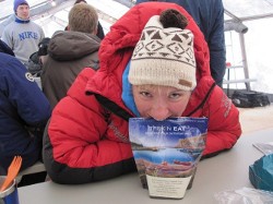 Wird Annett es schaffen die Tüte ohne die Zuhilfenahme Ihrer Hände zu öffnen? Wird Annett es schaffen die Tüte ohne die Zuhilfenahme Ihrer Hände zu öffnen?