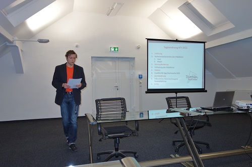 Beginn der Mitgliederversammlung - Carsten eröffnet Beginn der Mitgliederversammlung - Carsten eröffnet