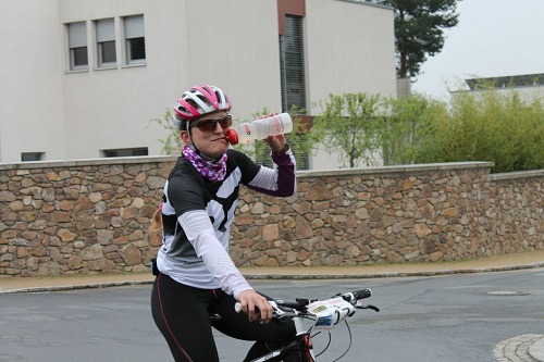 Jana übt noch mit der Flasche Jana übt noch mit der Flasche
