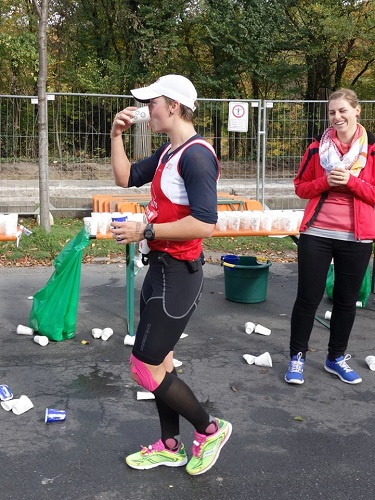 Auch trinken will gelernt sein - Susi demonstriert Routine und Sicherheit... Auch trinken will gelernt sein - Susi demonstriert Routine und Sicherheit...