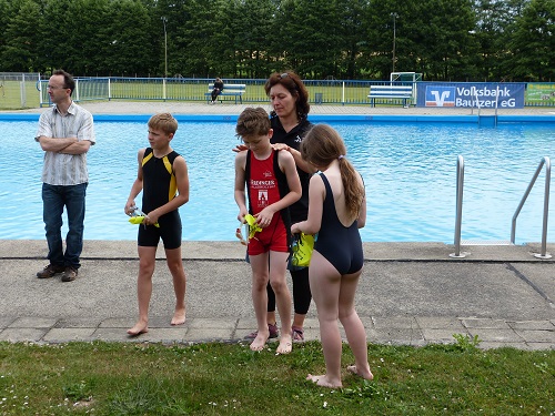 auch den kleinen passt der rot/schwarze Einteiler