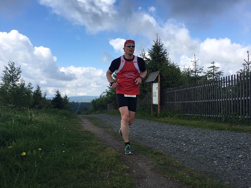 Matthias läuft über einen Berg